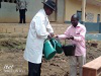 Ndikinimeki - Distribution des kits d´entretien des plants pour les sites scolaires